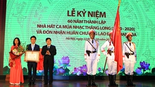 Hà Nội: Nhà hát Ca múa nhạc Thăng Long đón Huân chương Lao động hạng Ba