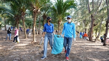 Hoa hậu H’Hen Niê nhặt rác cùng thanh niên tại đảo Phú Quý