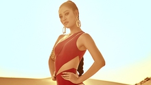 Hoa hậu Khánh Vân khoe vóc dáng nóng bỏng trên đồi cát