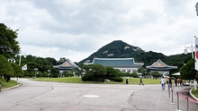 Hàn Quốc: Du khách tấp nập tham quan Nhà Xanh