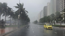 Cập nhật bão số 4: Cách đất liền Đà Nẵng - Quảng Ngãi 180 km, mạnh cấp 13-14