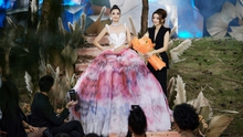 Hoa hậu Mutya Johanna Datul diện váy 20kg làm vedette trong show thời trang của NTK Vân Anh Scarlet
