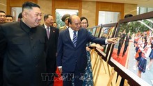 Thủ tướng Nguyễn Xuân Phúc và Chủ tịch Triều Tiên tham quan trưng bày ảnh của TTXVN