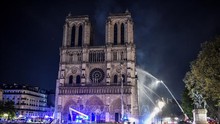 Vụ cháy Nhà thờ Đức Bà Paris: Giới chức cảnh báo nguy cơ nhà thờ bị sập