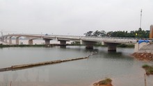 VIDEO: Đóng luồng sông Hồng đoạn qua Hà Nội