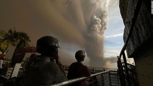 Philippines: Tro bụi núi lửa làm tê liệt ở thủ đô Manila, cảnh báo nguy cơ sóng thần