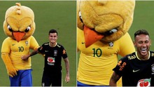 Xem Coutinho và Neymar vui đùa với linh vật của Brazil trên sân tập