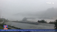 VIDEO: Kinh hoàng cảnh cây cầu từ từ đổ sập xuống sông do bão ở New Zealand
