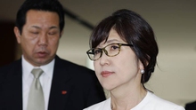 Ngày 28/7, nữ Bộ trưởng Quốc phòng xinh đẹp của Nhật Bản từ chức