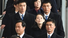 VIDEO: Em gái nhà lãnh đạo Kim Jong Un đáp chuyên cơ tới Hàn Quốc, vệ sĩ vây quanh