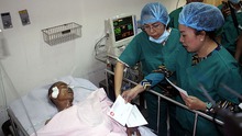 Bí thư Thành ủy Thành phố Hồ Chí Minh Nguyễn Thiện Nhân thăm các hiệp sỹ' bị thương