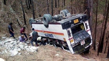 Xe buýt chở học sinh gặp nạn, ít nhất 17 học sinh thiệt mạng