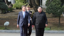 VIDEO: Lãnh đạo hai miền Triều Tiên nắm tay, mời nhau bước qua lãnh thổ hai bên