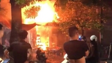Giải cứu 5 người mắc kẹt trong vụ hỏa hoạn trên phố Trần Hưng Đạo
