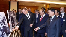 Thủ tướng Nguyễn Xuân Phúc và Thủ tướng Nga Dmitry Medvedev tham quan Trưng bày ảnh 'Việt-Nga: Quan hệ hữu nghị truyền thống và hợp tác toàn diện'
