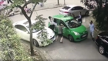VIDEO: Cầm gạch đánh tài xế taxi toác đầu ở Mỹ Đình khiến cộng đồng mạng dậy sóng