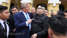 Chùm ảnh: Cặp đôi 'Trump- Kim Jong-un' tươi cười chụp ảnh cùng người dân Hà Nội