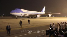 VIDEO: Lễ đón Tổng thống Mỹ Donald Trump tại Sân bay Nội Bài