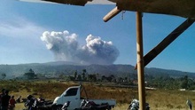 Núi lửa ở thành phố đông dân thứ 3 Indonesia thức giấc