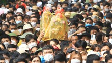 Hình ảnh hàng nghìn du khách thập phương về dự Lễ hội Giỗ tổ Hùng Vương năm 2022