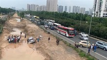 Va chạm giữa hai xe ô tô gây ùn ứ tuyến Đại lộ Thăng Long (Hà Nội)
