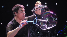 'Phù thùy bong bóng' Fan Yang biểu diễn liên tục 3 tháng tại Hà Nội