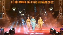 Lễ hội Móng Cái - Quảng Ninh: Các nữ sĩ quan 'mũ nồi xanh' trình diễn BST áo dài Ngân An