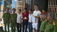 VIDEO Vụ cháy nhà nghỉ ở Đà Nẵng: Du khách cứu 2 cháu bé được tặng giấy khen nói gì?