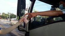 Biên Hòa: Trạm thu phí 'thất thủ' vì người dân dùng tiền lẻ mua vé