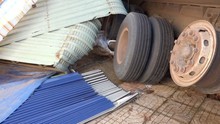 Bình Phước: Kinh hoàng vụ xe tải chở mì mất phanh, tuột dốc, đâm sập nhà dân
