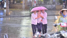 Chùm ảnh: Hà Nội được 'giải nhiệt' nhờ cơn mưa chóng vánh đầu mùa