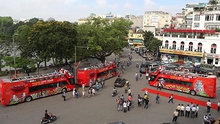 VIDEO: Trải nghiệm đầu tiên trên xe buýt 2 tầng, mui trần tại Hà Nội