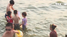 VIDEO: Hiểm nguy từ bãi tắm tự phát Hồ Tây