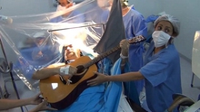VIDEO: Bệnh nhân thoăn thoắt gảy đàn, nhắn tin điện thoại khi đang phẫu thuật não