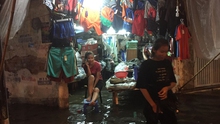 Chùm ảnh: Đường phố Hà Nội chìm ngập trong cơn mưa lớn