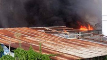 Thành phố Hồ Chí Minh: Cháy lớn thiêu rụi hàng trăm m2 nhà xưởng tại Quận 12