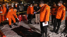 Vụ rơi máy bay tại Indonesia: Lực lượng chức năng tiếp nhận nhiều phần thi thể và vật dụng cá nhân hành khách