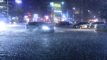 Hà Nội mưa lớn gây ngập cục bộ trên nhiều tuyến phố
