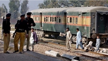 Tàu hỏa tốc hành tại Pakistan bị đánh bom, phá hủy một toa hành khách