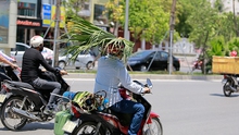Người dân Hà Nội kháng cự với cái nắng kỷ lục bằng 'lá chắn di động'