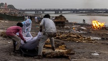 Ấn Độ báo động tình trạng thả trôi thi thể người bệnh trên sông Hằng