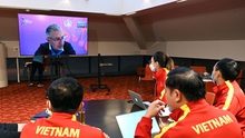 Tuyển futsal Việt Nam mặc áo đỏ trong trận gặp Brazil