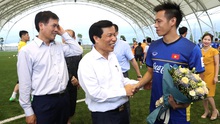 Bộ trưởng Nguyễn Ngọc Thiện thăm và động viên U23 Việt Nam
