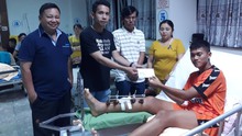 Tuyển thủ Việt Nam tặng tiền cho cầu thủ U19 bị gãy chân