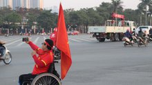 CĐV ngồi xe lăn vượt gần 50km đến Mỹ Đình xem tuyển Việt Nam đá giao hữu