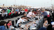 Người dân Ai Cập hứng khởi bên bàn tiệc Iftar dài nhất thế giới
