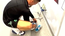 Vì sao giày không ướt nhưng Kroos lại mang đi sấy?