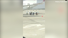 Nữ tiếp viên hàng không rơi khỏi máy bay khi chuẩn bị cất cánh