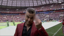 Robbie Williams gây phẫn nộ khi giơ 'ngón tay thối' trước ống kính truyền hình tại Lễ khai mạc World Cup
