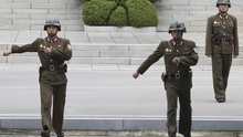 Màn trốn chạy đầy kịch tính của lính Triều Tiên bị đồng đội bắn 40 phát đạn